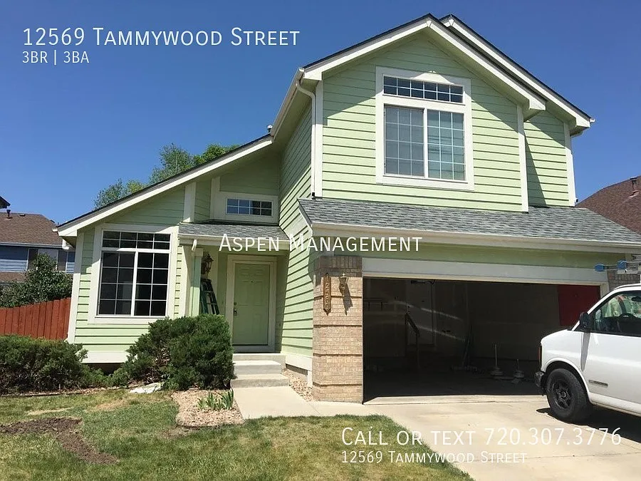 Great 3BR 2.5BA w/ Finished Basement! Excellent Location! — Photo 2
