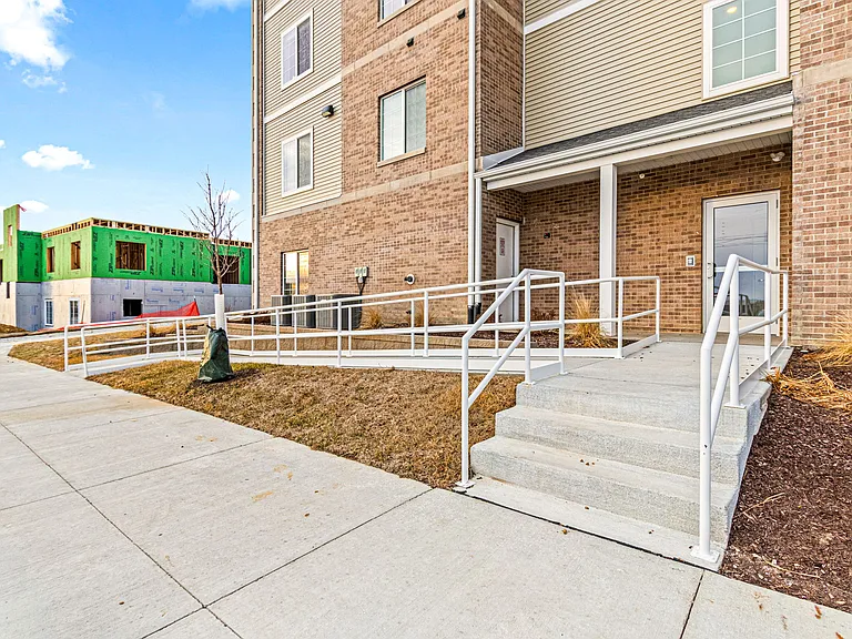 Spring Rose Cir — Photo 10