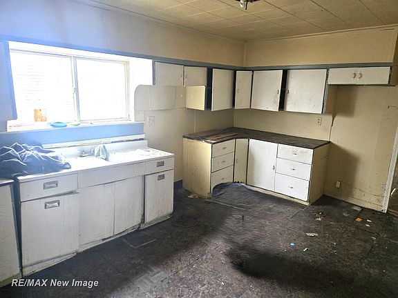 3rd image of 712 S Porter St