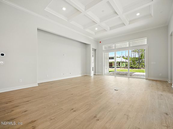5th image of 156 COURTNEY OAKS Drive