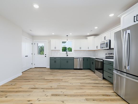 5th image of 210 E Love St