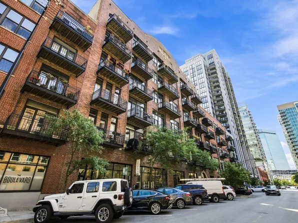375 W Erie St APT 221, Chicago, IL 60654