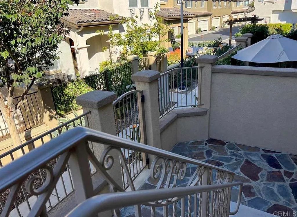 3 bed, 2.5 bath, 1484 sqft, $4,000 — Photo 2