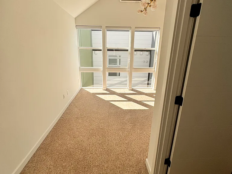 2344 Franklin Ave E — Photo 42