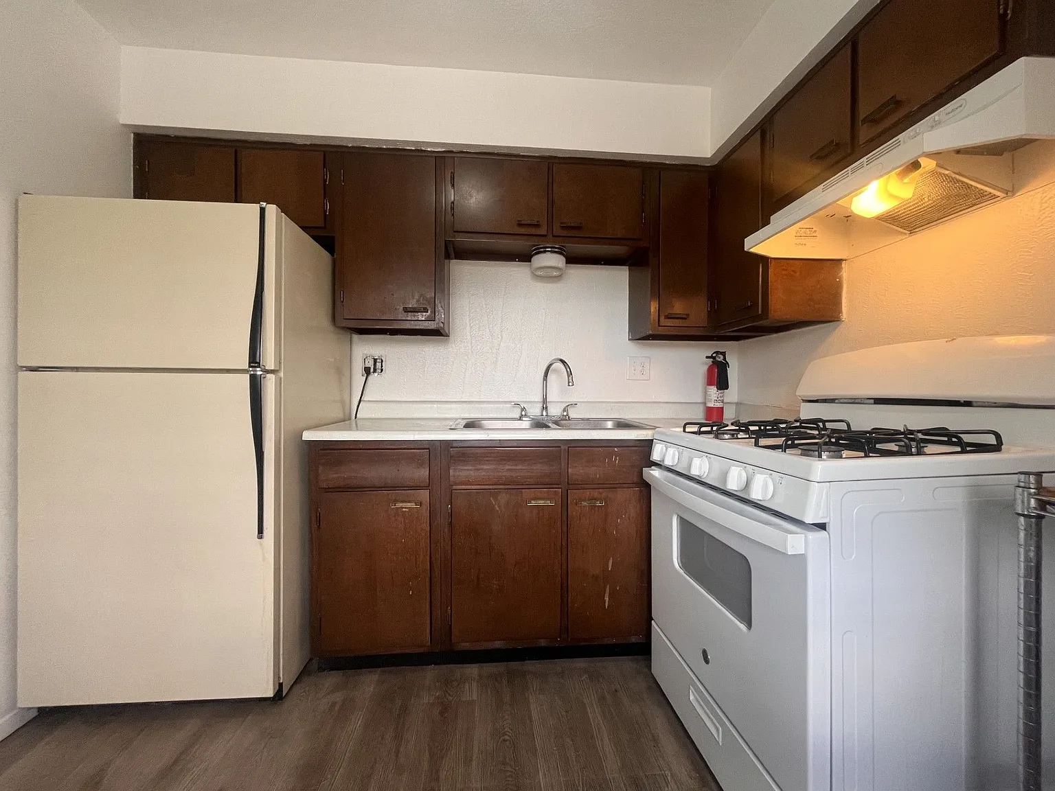 Bright 2 Bed with Utilities Included in Nob Hill — Photo 2