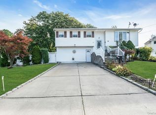 15 Abbey Ln, Bay Shore, NY 11706