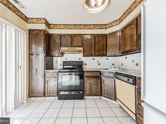 3rd image of 37 Twin Brooks Dr