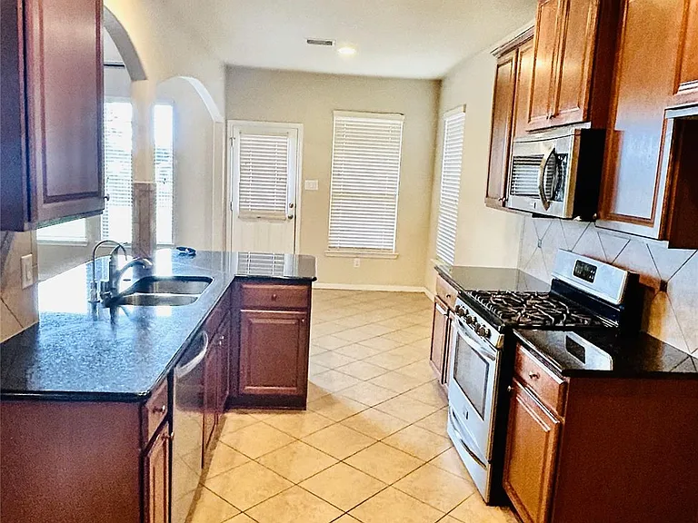 4423 Fenetre Forest St — Photo 29