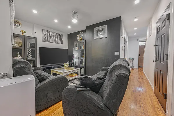 Sold by Felix Joseph | media 7