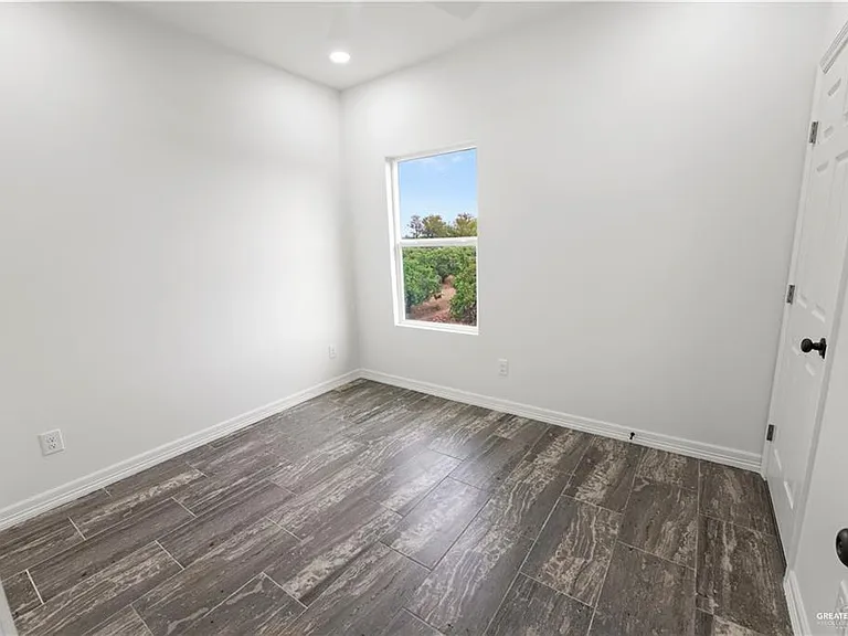 1409 E Karen St #B — Photo 8