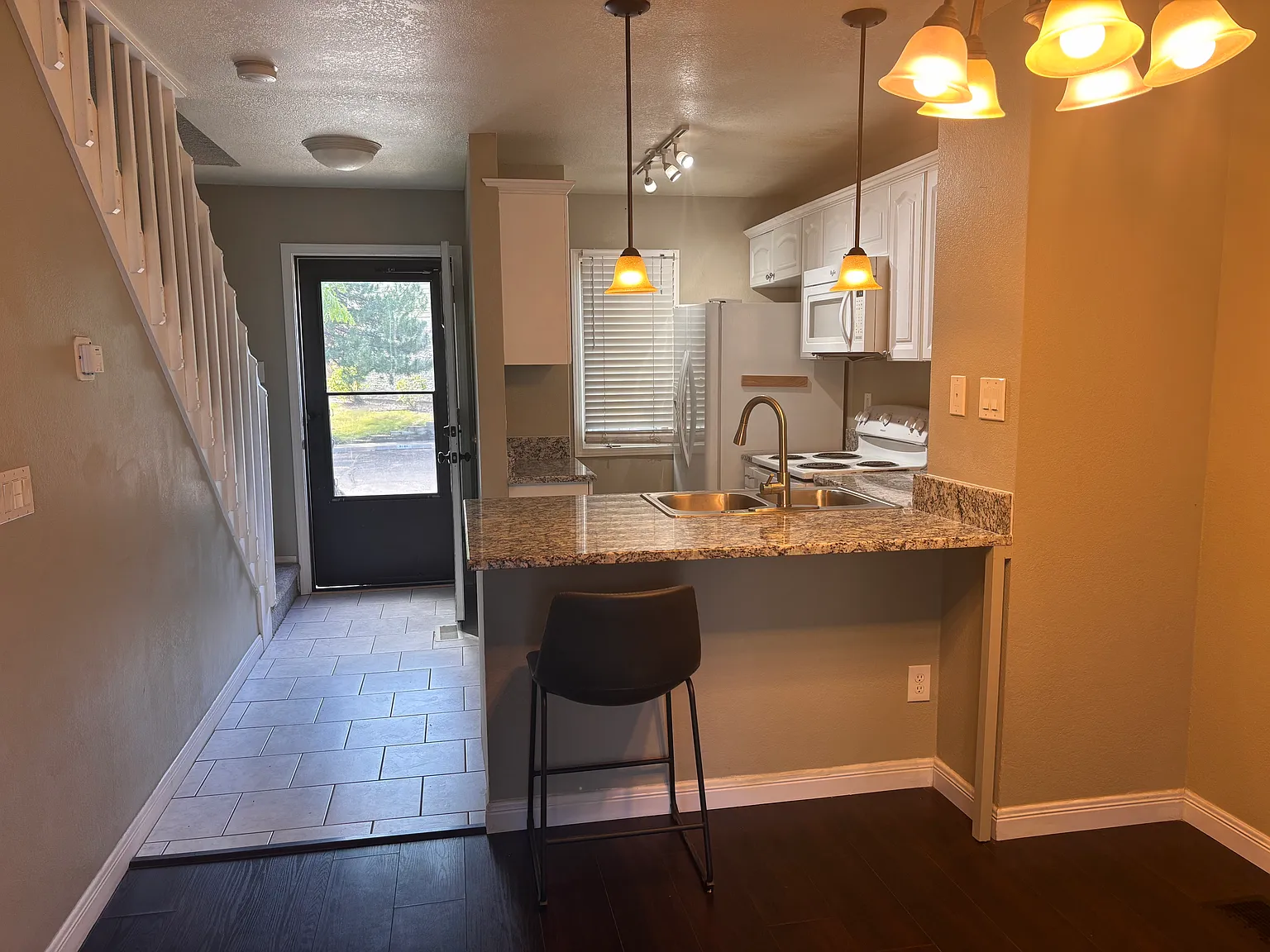 3 bed, 1195 sqft, $2,600 — Photo 2
