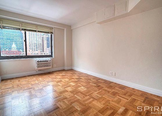 4th image of 350 W 38th St #29D