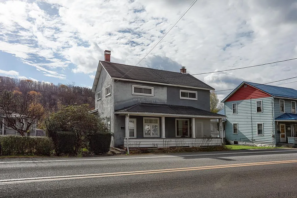 642 Railroad St photo 1
