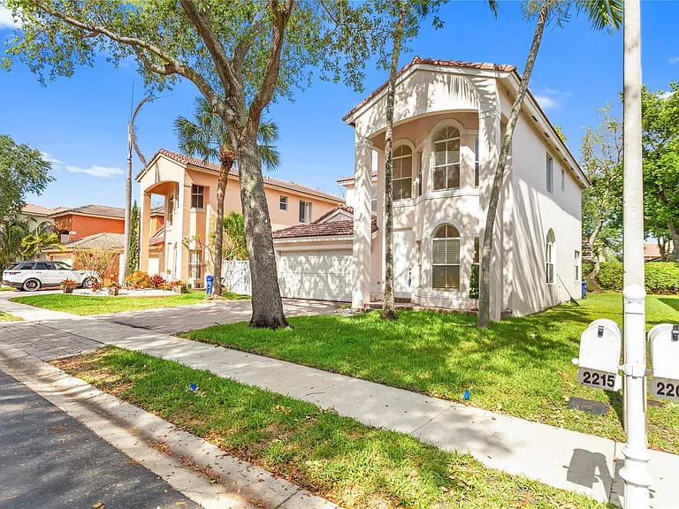 2215 NW 76th Ter — Photo 3