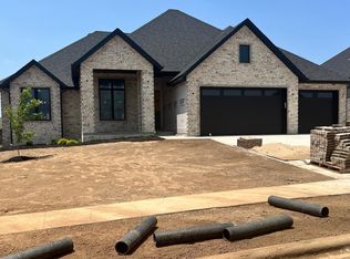 1523 N Meadowood Ave, Springfield, MO 65802