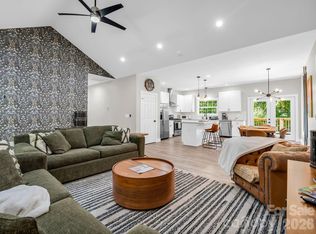 180 Ridgeview Dr, Hendersonville, NC 28792