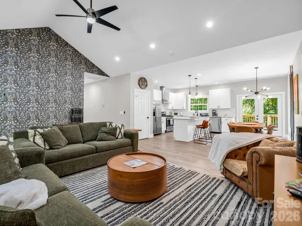 180 Ridgeview Dr, Hendersonville, NC 28792