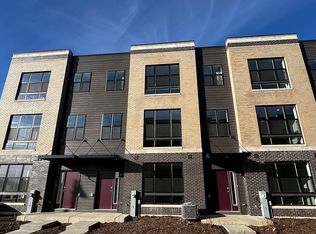 387 Summit Cir, Lombard, IL 60148