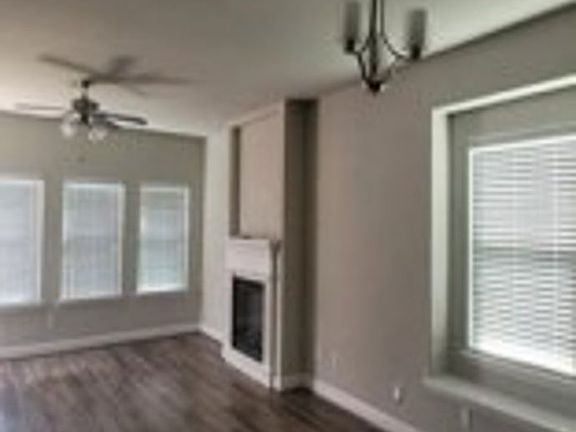 5th image of 631 Comal Dr