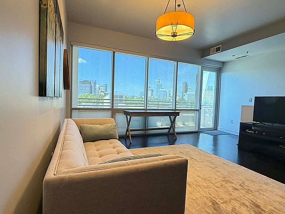 4th image of 1133 Metropolitan Ave #618