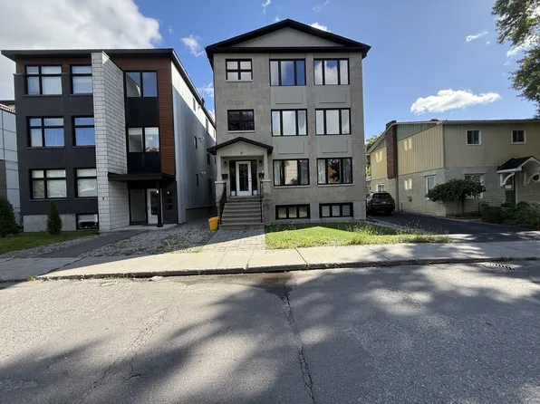 11 Chestnut St #2, Ottawa, ON K1S 0Z7