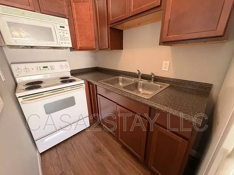 1 bed, 1.0 bath, $695 — Photo 2