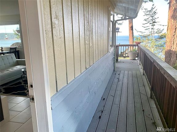 Wrap around Trex Deck. Entry on the left.