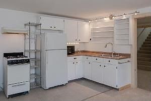 3rd image of 385 Winter St