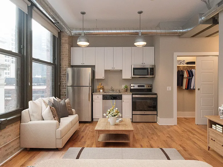 180 W. Adams — Photo 15