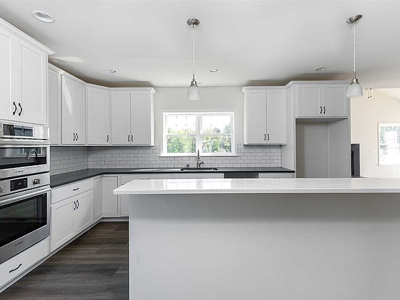 4th image of 14 Delfina Dr