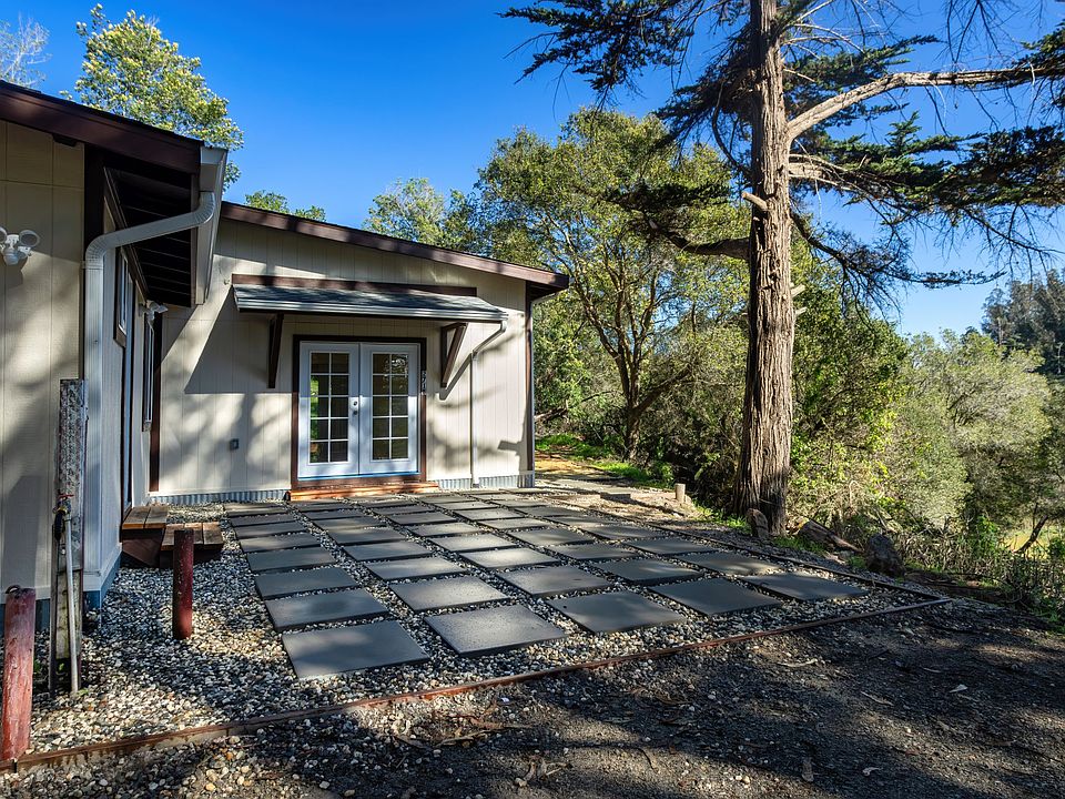 Close up front patio area