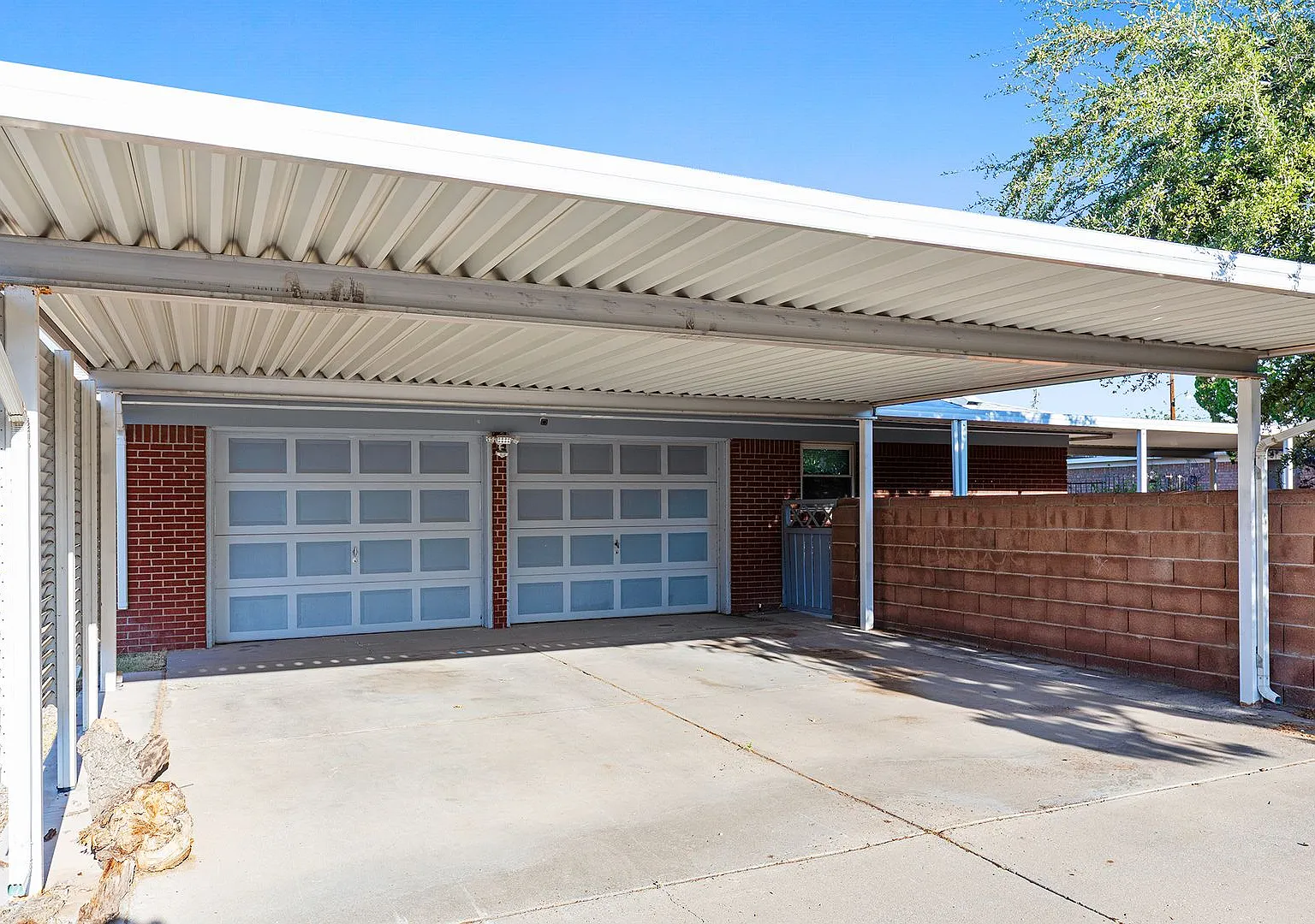 3 Bedroom home with Solar Panels — Photo 4