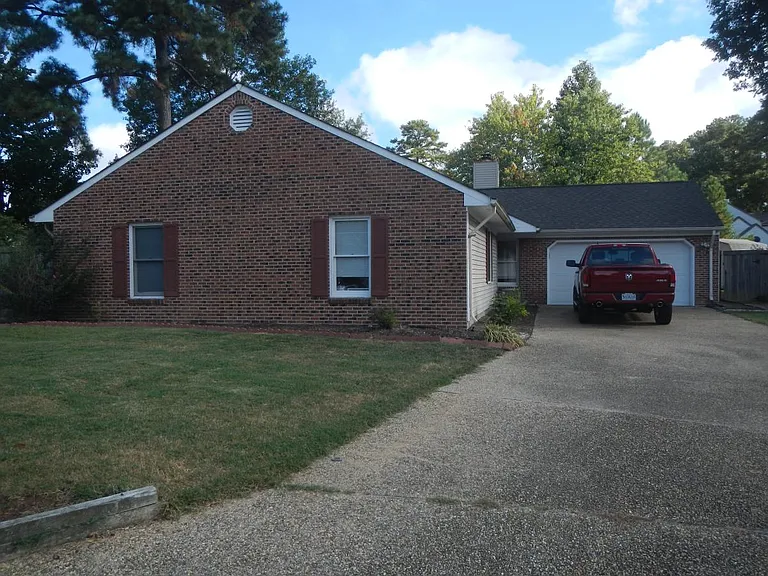 901 Brentmoor Ct — Photo 1