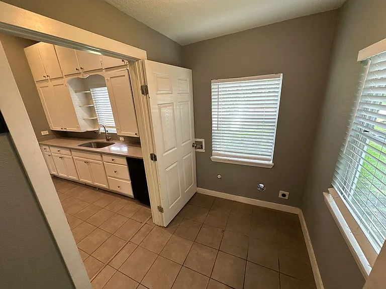 501 N Virginia St — Photo 12