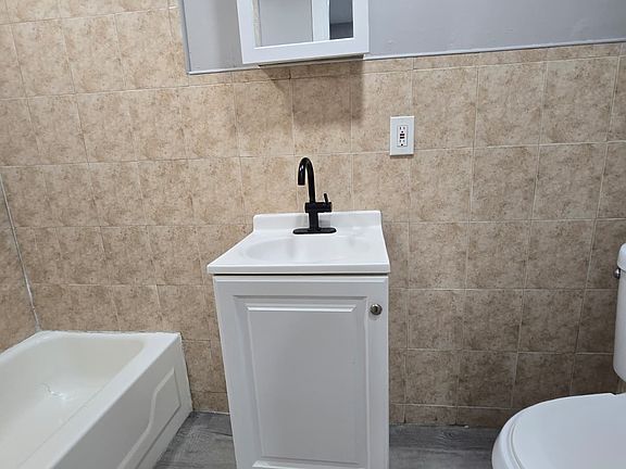 4th image of 125-127 Redwood Ave #1B