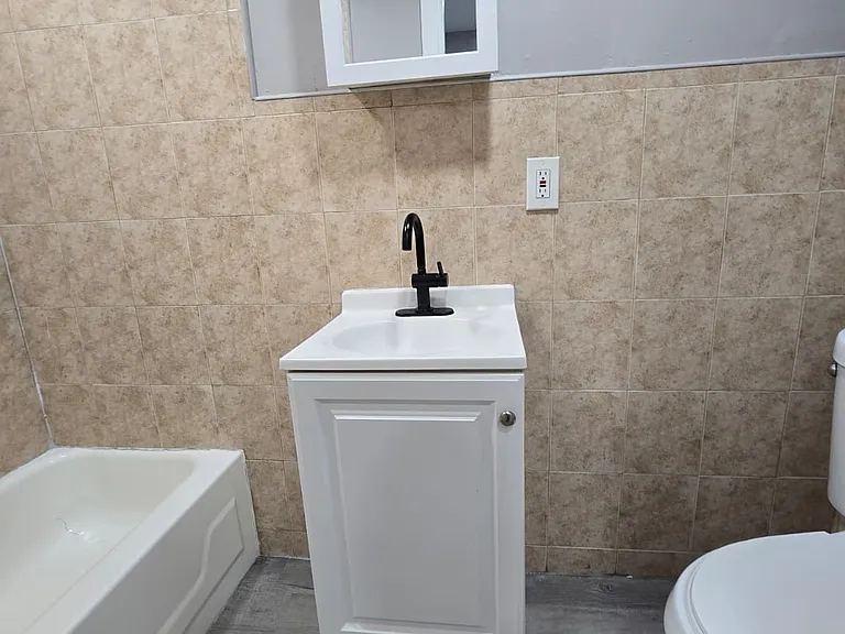 125-127 Redwood Ave #1B — Photo 4