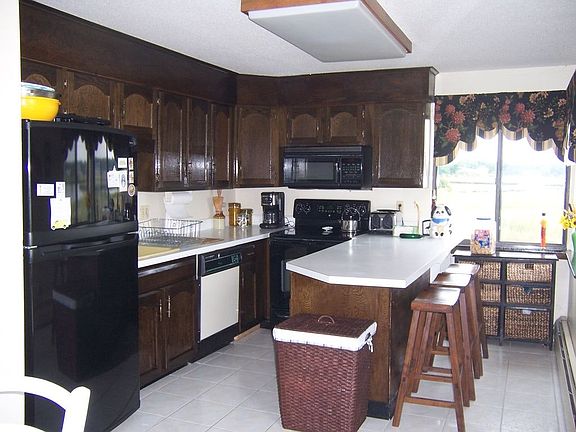 Kitchen - fridge has been updated since photo