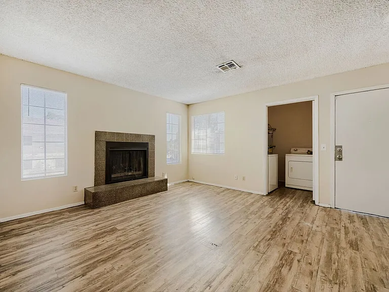 2745 Jennydiane Dr #D — Photo 16