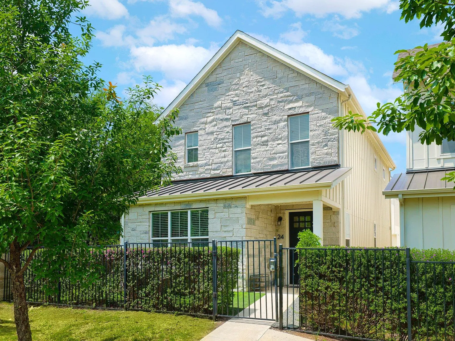 3 bed, 2.5 bath, 1639 sqft, $3,300 — Photo 1