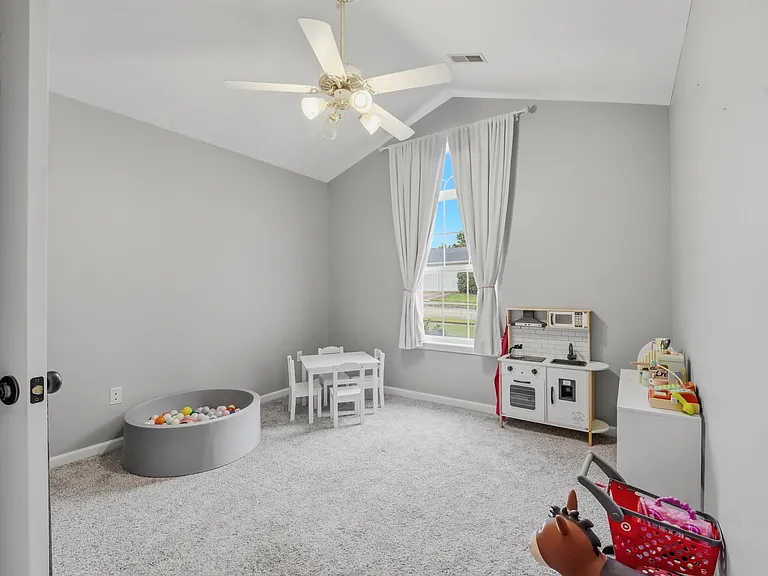 209 Norwich Dr — Photo 15