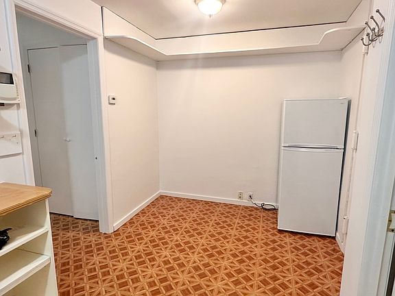 4th image of 422 E 10th St