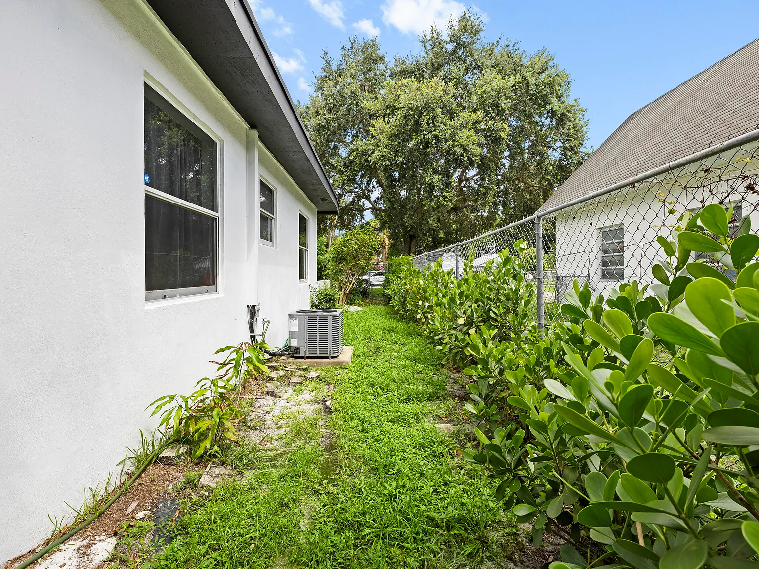 4 bed, 2.0 bath, 1220 sqft, $4,500 — Photo 3