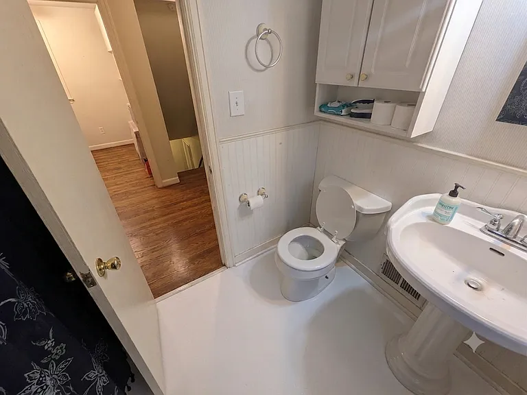 Upstairs full bathroom.