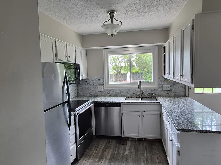 5739 Cresthaven Ln — Photo 4