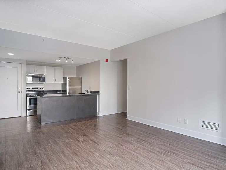 St. Regis House Apartments — Photo 13
