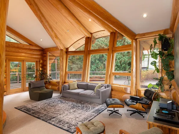 675 Cates Ln, Bowen Island, BC V0N 1G2