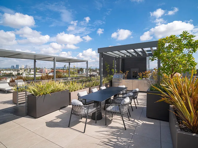 Venue Residences — Photo 21