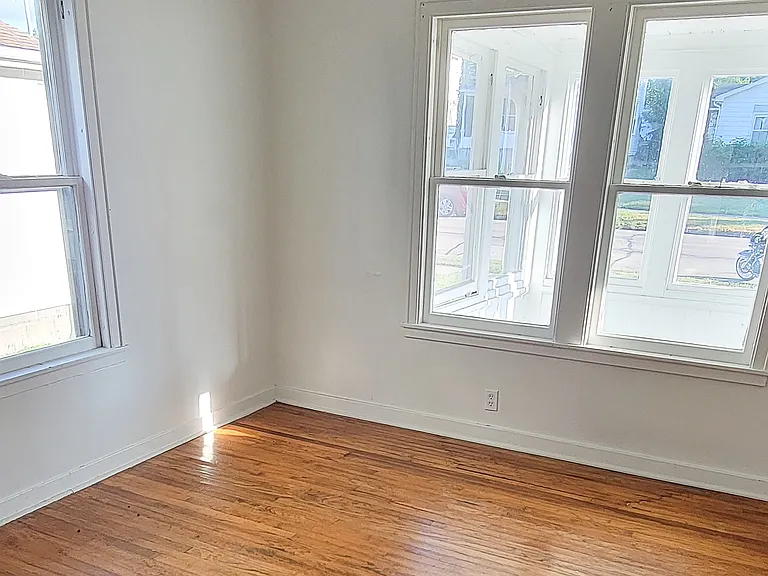 542 7th Ave S — Photo 3