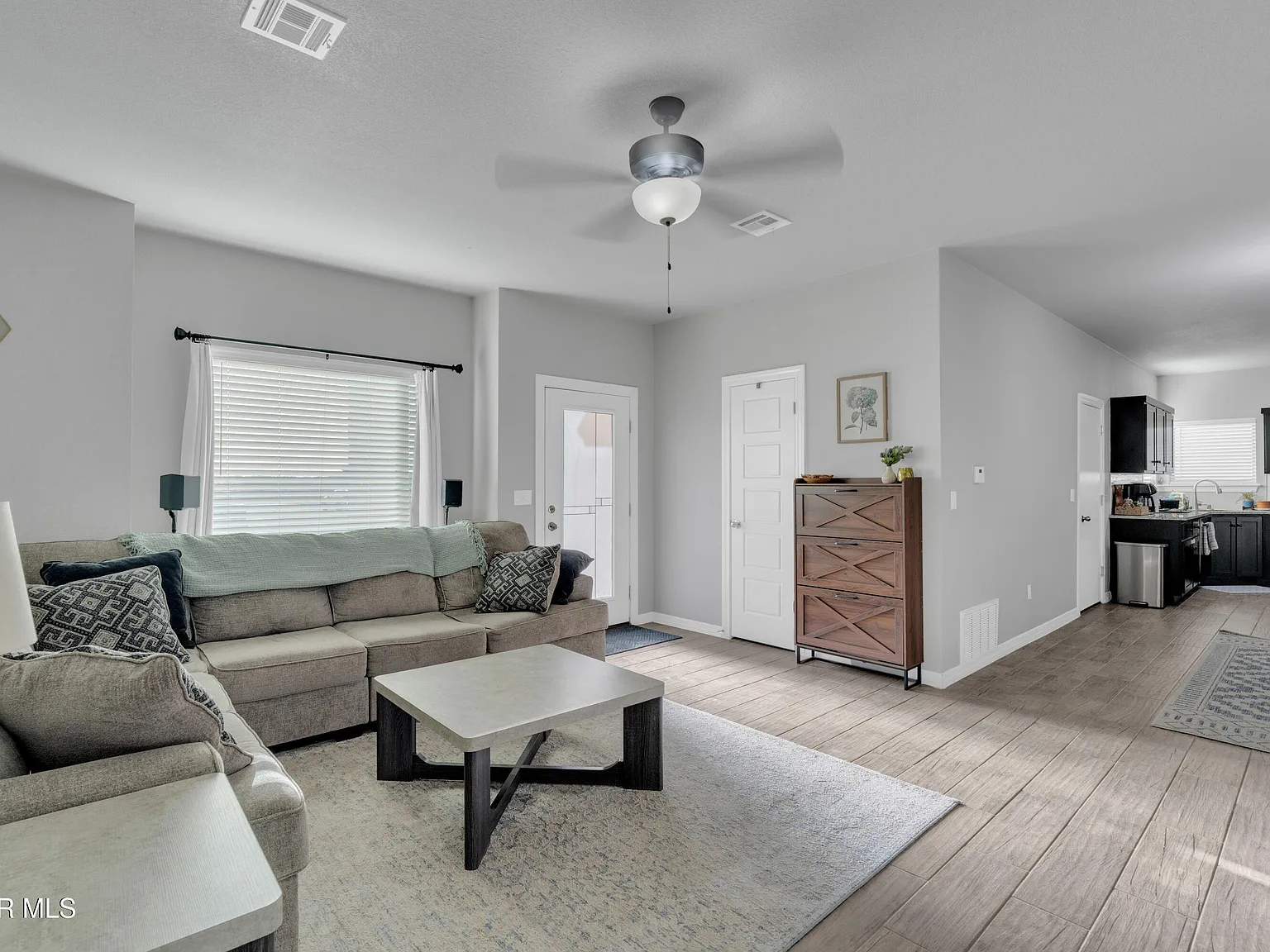 3 bed, 2.0 bath, 1363 sqft, $1,800 — Photo 2