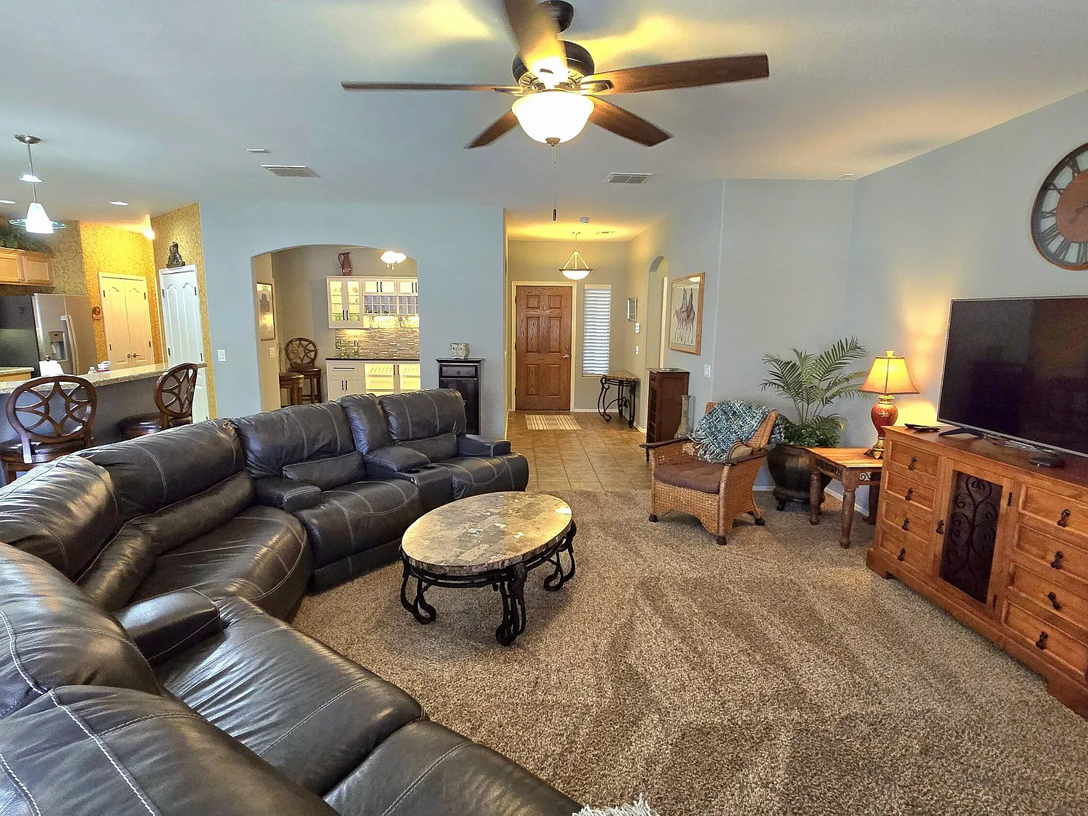3 bed, 2.0 bath, 2156 sqft, $2,500 — Photo 3